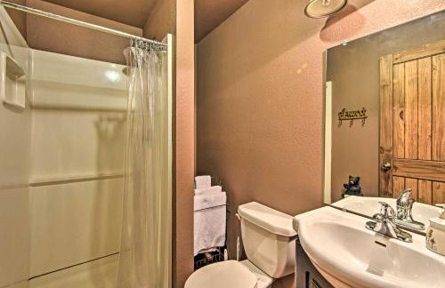 Rustic Andrews Cabin Rental with Deck and Fire Pit! - Foto 21