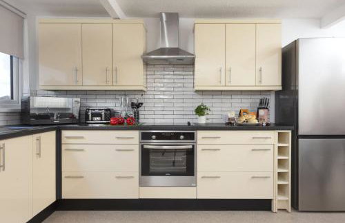 Bridge Apartment - Free Parking & WiFi - Near Perranporth Beach - Foto 12