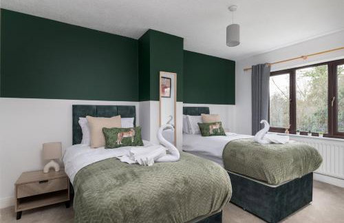 Large 5BR Home - Ideal for Contractors - Parking Available - Photo 3