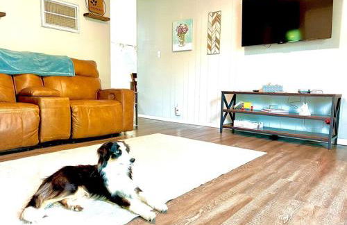 Private Ranch- Entire Home - Hot Tub - Pets & Kids Welcome - King Bed - Fenced Backyard - Free WiFi - Foto 3