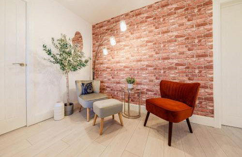 Large 6-Bed house, Free Parking & Motorway Access - Foto 10