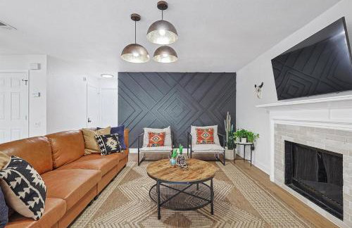 5BR w Backyard Paradise Pool Cinema Games - Foto 9