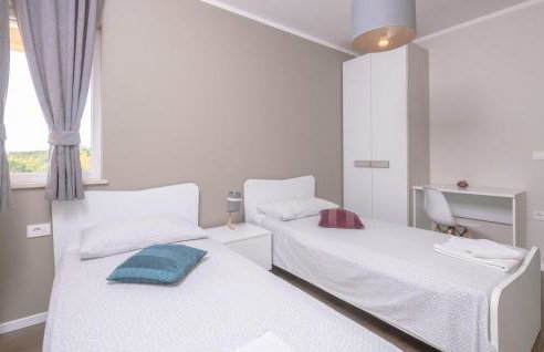 Beautiful Apartment In Beloci With Wifi - Foto 24