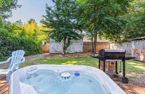 Charming Eugene Retreat Private Hot Tub and Yard! - Photo 21