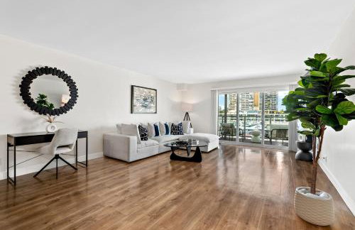 Serenity Over the Sails - A 2-Bedroom Escape w Stunning Marina Views - Foto 1