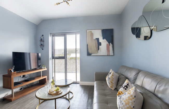 Elliot Oliver - Luxurious Two Bedroom Apartment in The Docks - Photo 10