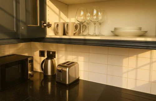 Central Apt With Balcony - Walk to Bars & Stations - Foto 13