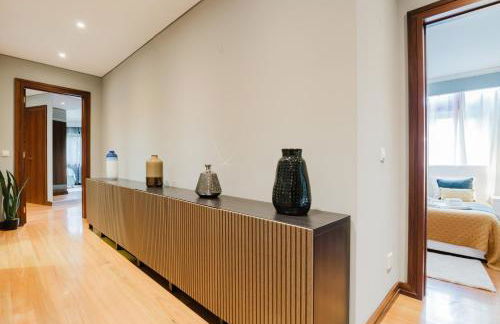 Elegant Riverfront Flat | Pool & Sports by Host Wise - Foto 56