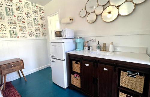 Urban Luxe Retreat l King Bed l Kitchenette - Photo 2