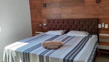 Terraço Familiar , 2 quartos com ar condicionado, 2 banheiros, churrasqueira a carvão , wi-fi, vaga para 2 carros suporta até 7 pessoas - Foto 2