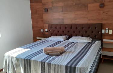 Terraço Familiar , 2 quartos com ar condicionado, 2 banheiros, churrasqueira a carvão , wi-fi, vaga para 2 carros suporta até 7 pessoas - Foto 2