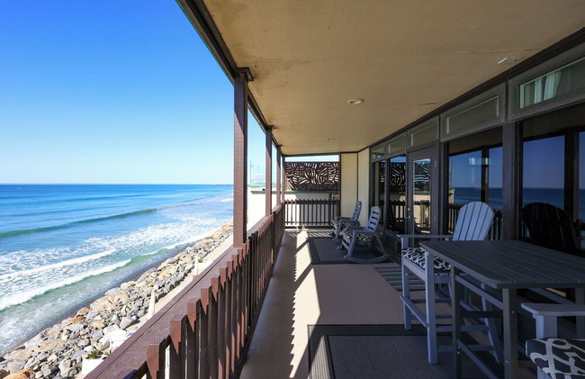 Beachfront Retreat - Photo 1
