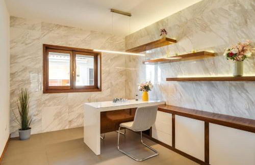 Beach Villa with Jacuzzi & Garage by HostWise - Foto 34