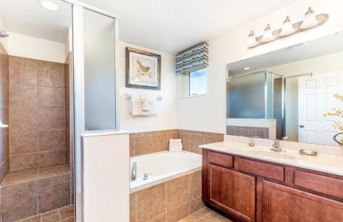 Spacious 6-Bedroom Getaway with Game Room, Private Spa & Sunny Pool Deck in Premier Resort Setting - Foto 39