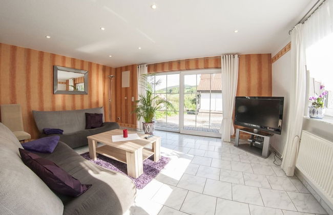 Holiday Home with Garden & Terrace near Rennsteig in Thuringian Forest - Foto 8