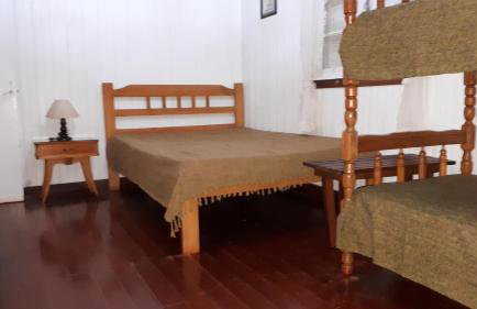 Chale de Madeira - Lareira e Fogueira---lindo gramado com mesa para café da manhã, churrasqueira e fogueira - Foto 23