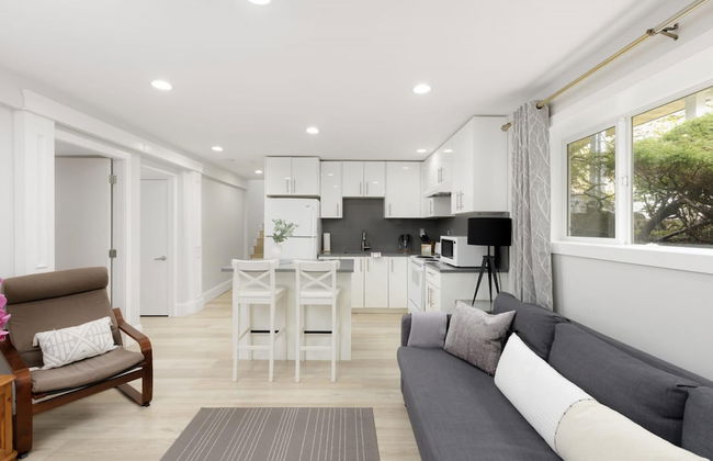 Stylish 1 BR Suite in North Vancouver 10 Mins ski - Photo 7