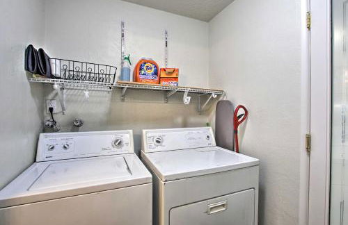 Hot Tub and Theater Room Tropical Springfield Home - Foto 24