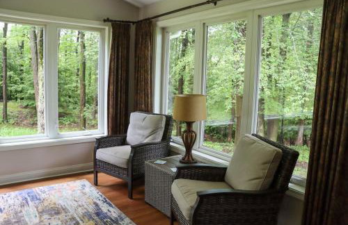 Large home with hot tub in serene wooded setting - Foto 6