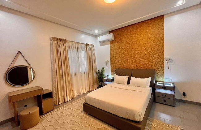 Lighthouse Signature Suites - Photo 22