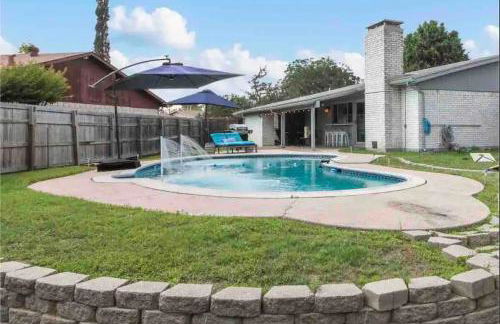 Stylish Retreat, Large Pool! Pet & Family Friendly - Foto 1