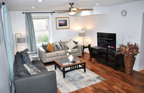 Stylish 4-Bedroom Full House. Plenty of Parking! - Foto 1