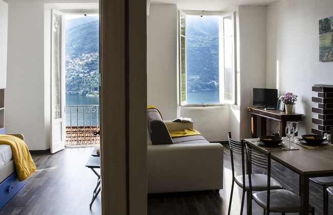 JOIVY Stunning 2-BR Flat w/ Balcony - Photo 18