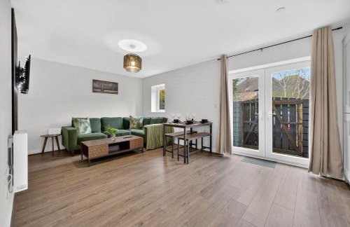 City Centre 2BR Apt with Balcony Access and Free Parking - Foto 1