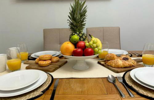 Eskdale Townhouse- Spacious 4BR ,Crawley, Free Wifi, Parking, fully equipped, contractor friendly, temporary relocations welcome, near Gatwick Airport - Foto 41