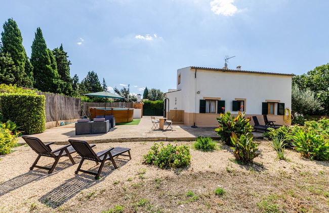 Private Villa With Inviting Space - Photo 35