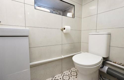 Modern Comfort 4 Bedrooms and Great Location - Foto 38