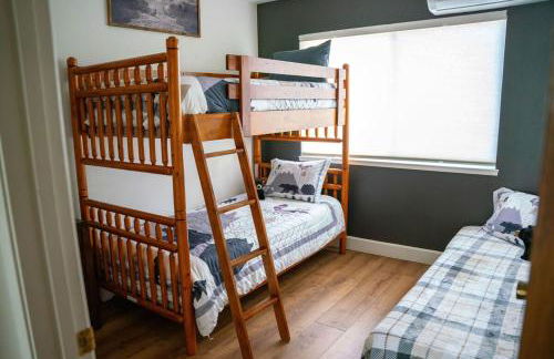 Sierra Cabin w NEW Hot Tub Walk to Town - Photo 9