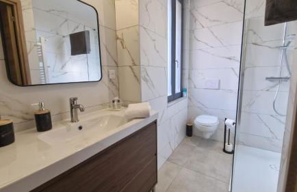 SUPERBE APPARTEMENT porte de la Cité Médiévale à SOMMIERES entièrement rénové très bien équipé 6 pers balcon clim parking privé devant - Foto 36