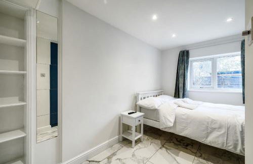 Luxurious 2 bedroom flat with parking and garden, 5 mins walk to train station and bus stop opposite property - Foto 22