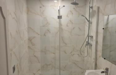 F2 ou F3 ,appartement climatisé neuf, magnifique vue sur mer et aéroport, proche tram et gare sncf 1 min,aéroport 3 minutes, 3 rooms, new AC apartment, magnificent sea and airport views, close to tram and SNCF train station 1 min, airport 3 min - Foto 11