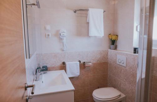 Poolside Hideout Apartments - Photo 18