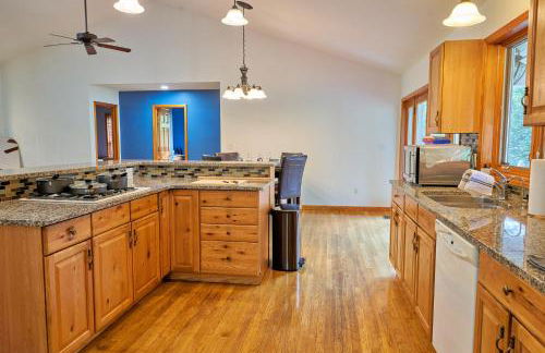 Serene Rustic Retreat with Lake - Foto 23