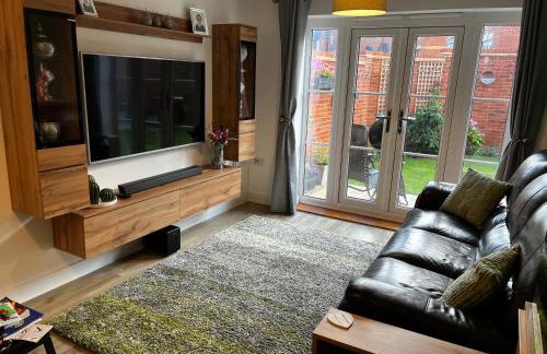 Brackley near Silverstone Grand Prix 3 double bed family home - Photo 6