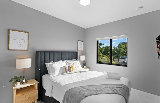 Modern 4-BR House with Free Parking - Photo 3