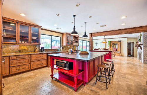 Pool and Putting Green Group Getaway in Glendale! - Foto 8