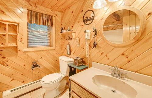 On-Site Pond and Trails Lake Luzerne Cabin - Foto 21