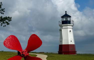 Mid-Century Modern Themed Home with Outdoor Hot Tub - Foto 21