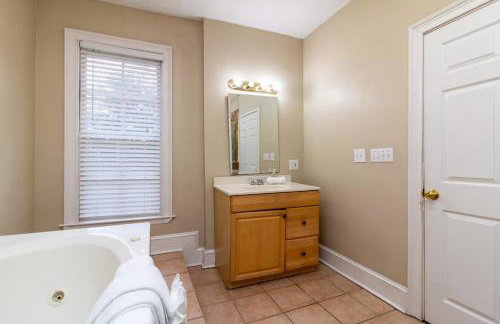 The Broadway Bungalow Walk to Riverwalk Dining! - Foto 22