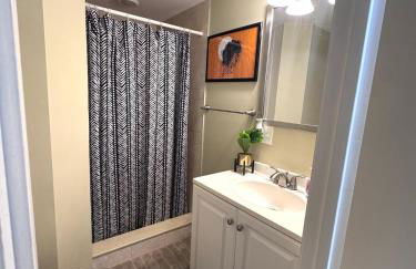 Modern Daytona Condo With Pool - Photo 14