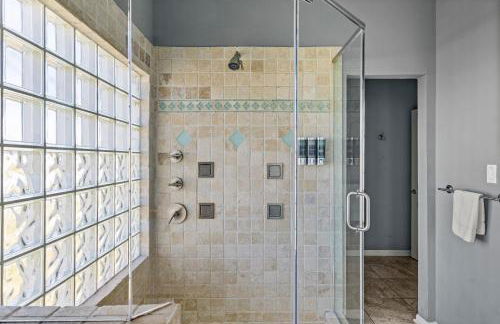 Oceanfront Galveston Beach House Steps to Sand! - Foto 23