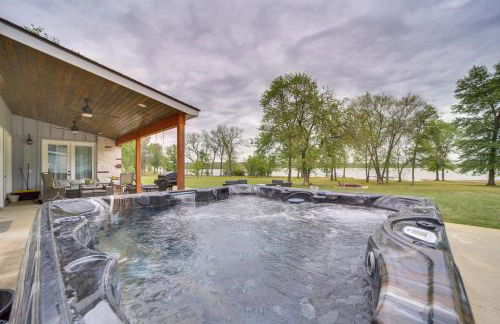 Lakefront Afton Home with Hot Tub and Game Room! - Foto 1