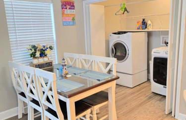 5 Mins from beach and has pool, hot tub, games, pet friendly - Foto 48