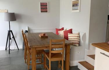 Wonderful Home and parking, pets allowed - Photo 3