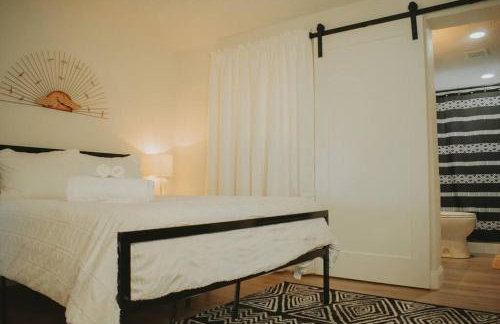 Casa Charleston-3BR-2Bath-Private HOT TUB-Pet Friendly-No Pet Fees! - Photo 41