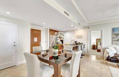 2B Beachfront condo! Pool! Games! 15 mins to PBI! - Foto 34